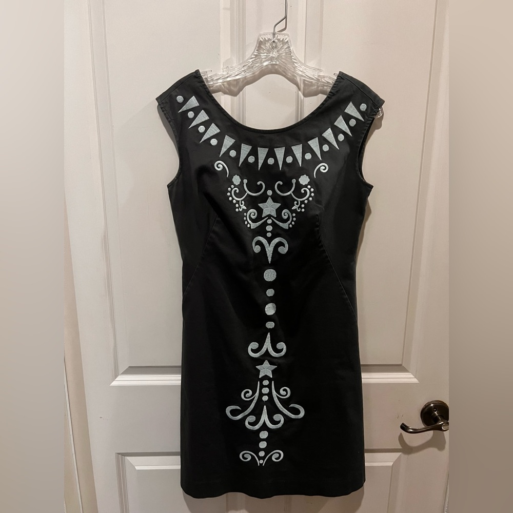 Barely worn beautiful dress! Hits just above the knee.